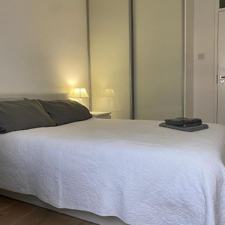 Bedroom With An Office Desk In A Shared 2 Bedroom Flat Near Canary Wharf Londen Buitenkant foto