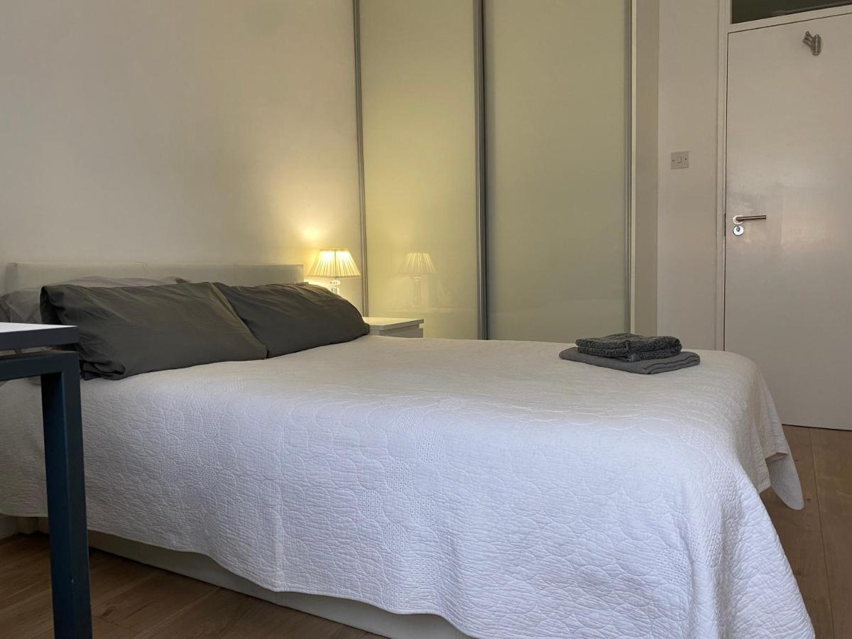 Bedroom With An Office Desk In A Shared 2 Bedroom Flat Near Canary Wharf Londen Buitenkant foto