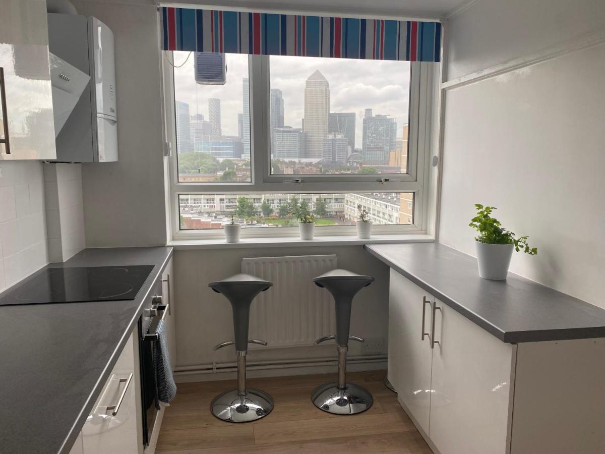 Bedroom With An Office Desk In A Shared 2 Bedroom Flat Near Canary Wharf Londen Buitenkant foto