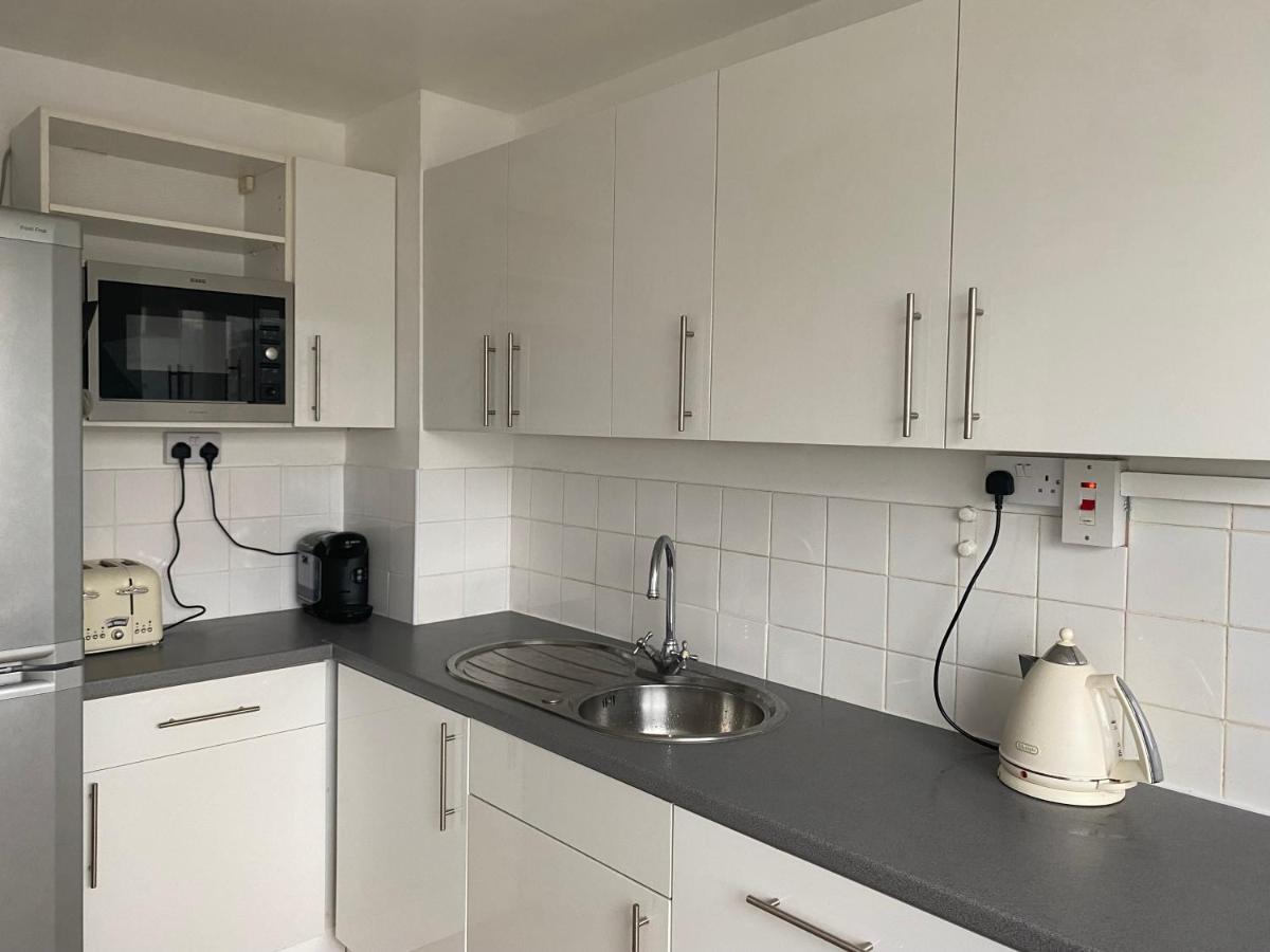 Bedroom With An Office Desk In A Shared 2 Bedroom Flat Near Canary Wharf Londen Buitenkant foto