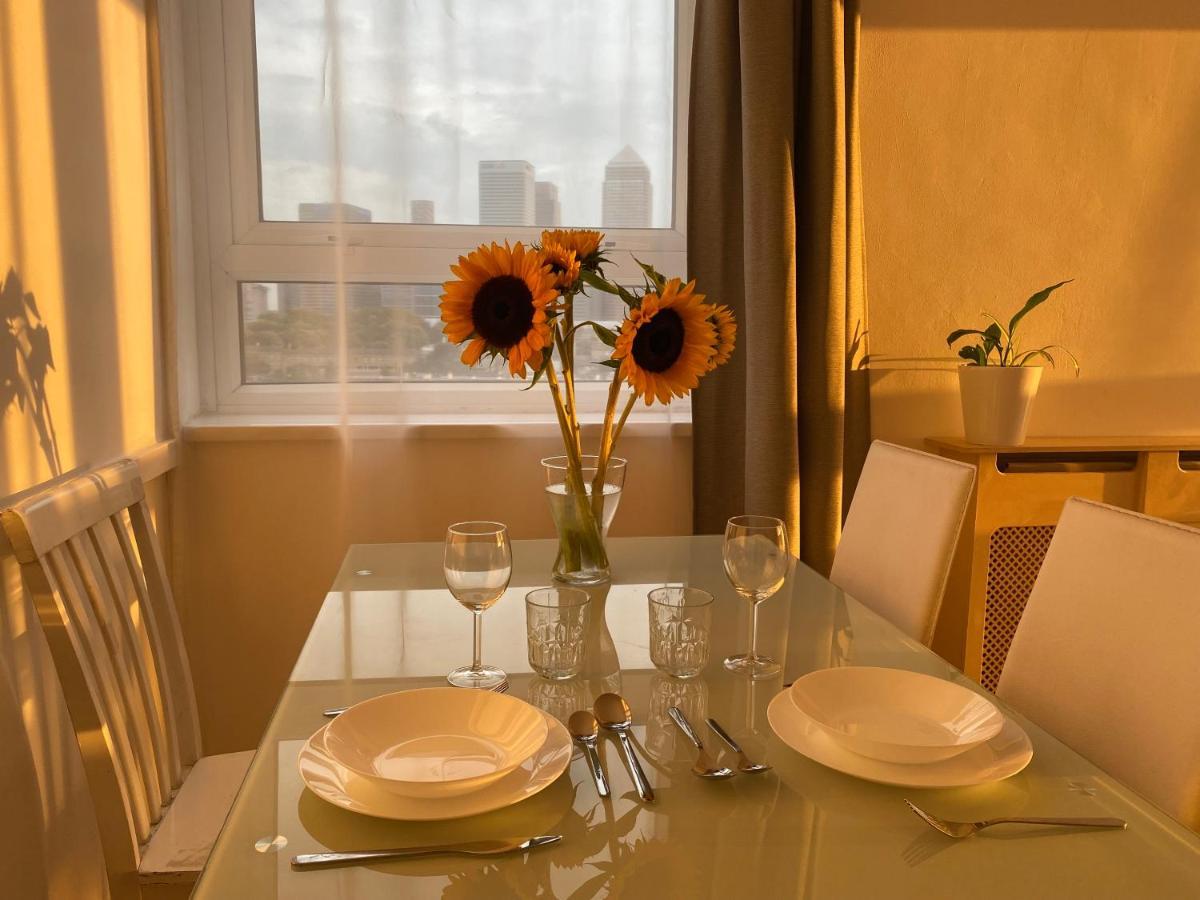 Bedroom With An Office Desk In A Shared 2 Bedroom Flat Near Canary Wharf Londen Buitenkant foto