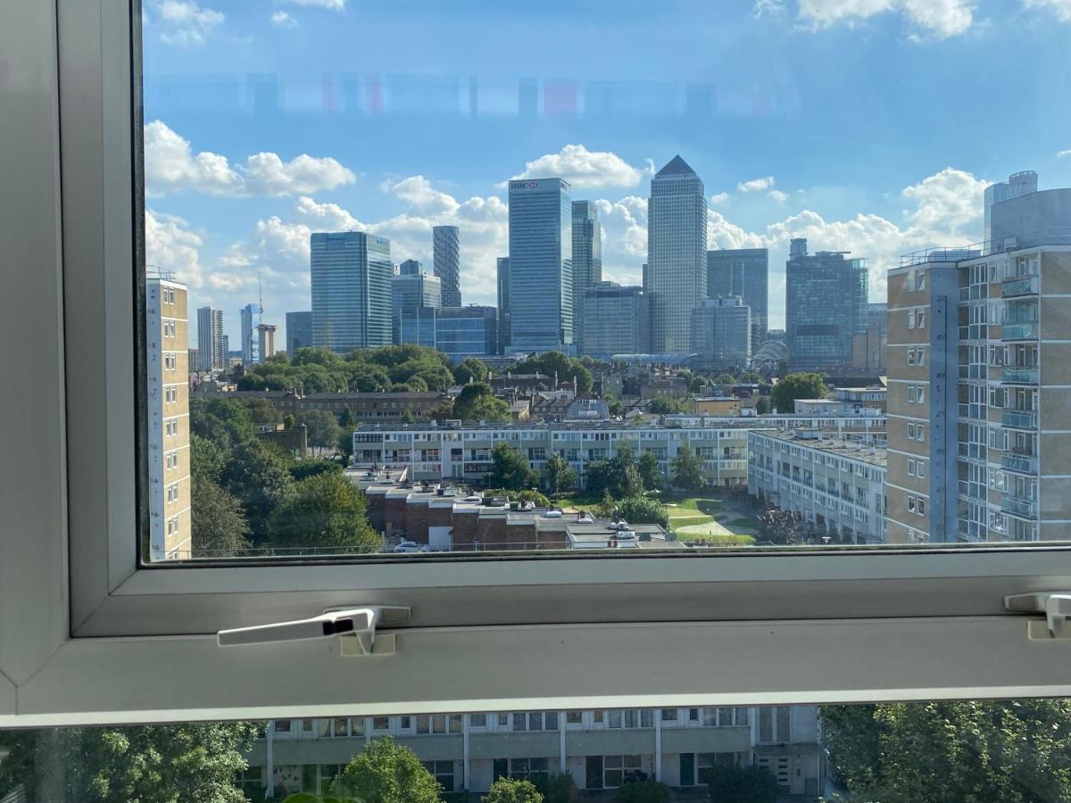 Bedroom With An Office Desk In A Shared 2 Bedroom Flat Near Canary Wharf Londen Buitenkant foto