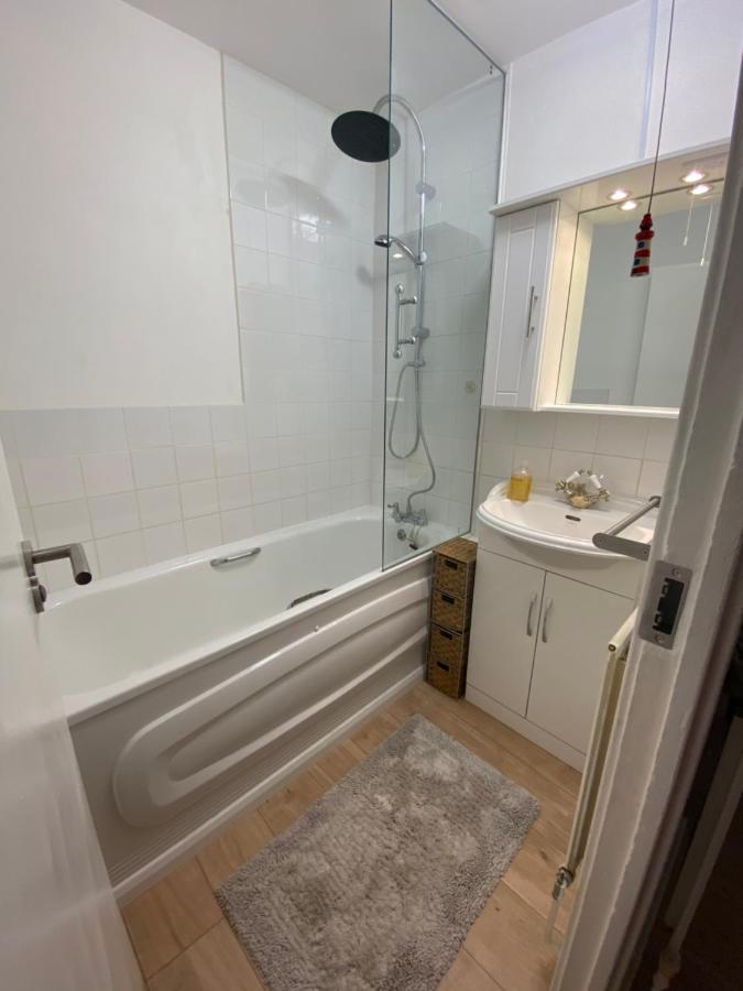 Bedroom With An Office Desk In A Shared 2 Bedroom Flat Near Canary Wharf Londen Buitenkant foto